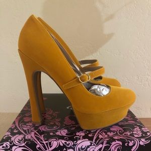 Qupid Size 7 Mustard Velvet Mary Jane Heels
